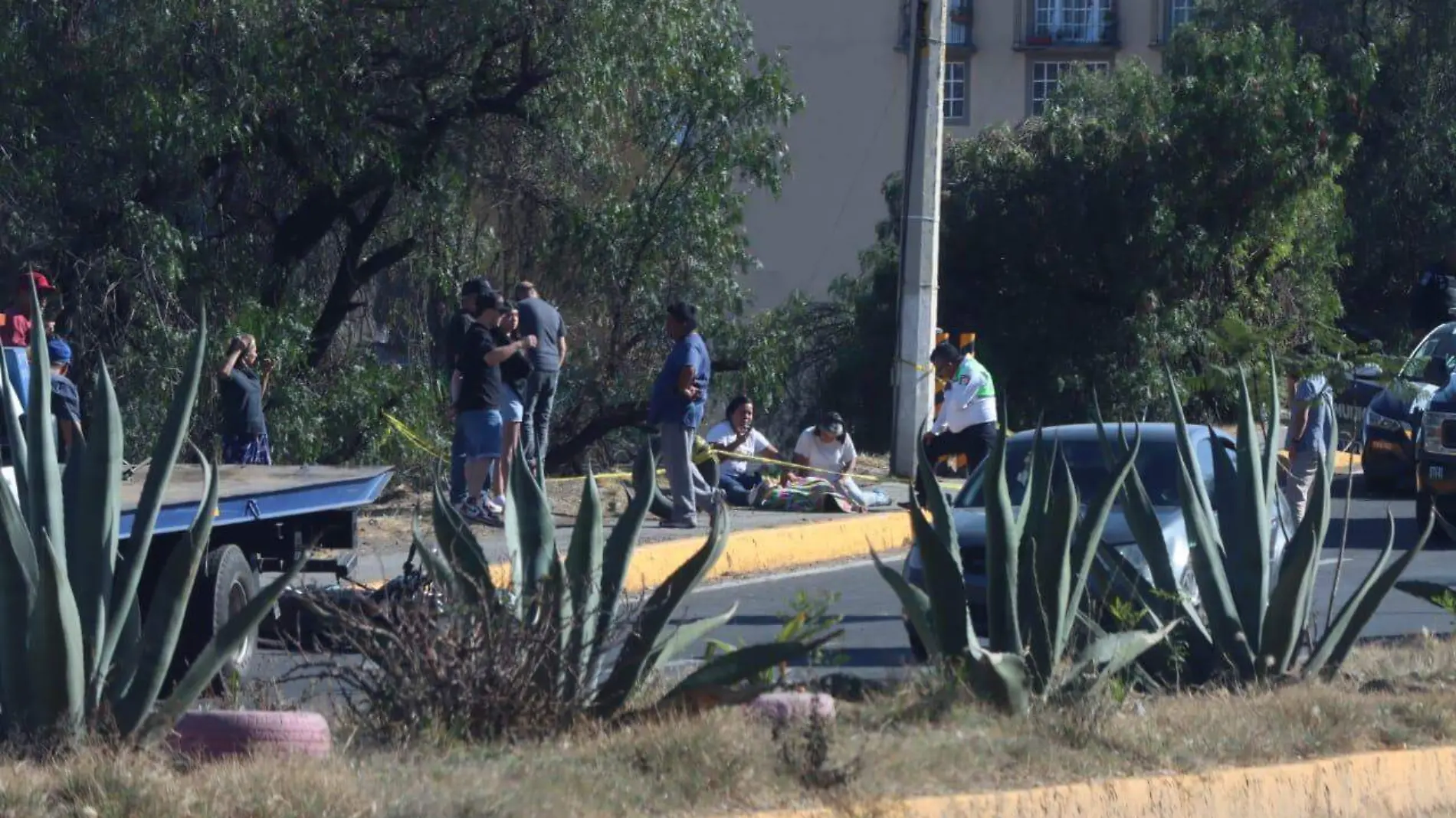 Pierde la vida menor de edad a bordo de motocicleta que derrapó, en Tlalnepantla